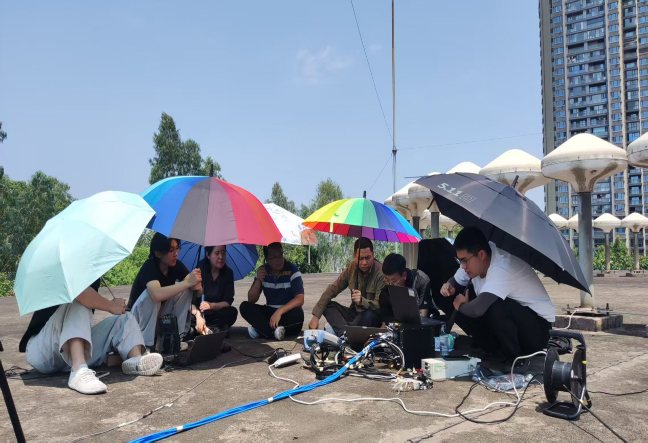 李曉帆帶領(lǐng)研究生在深圳觀瀾導(dǎo)航臺(tái)開展現(xiàn)場測試